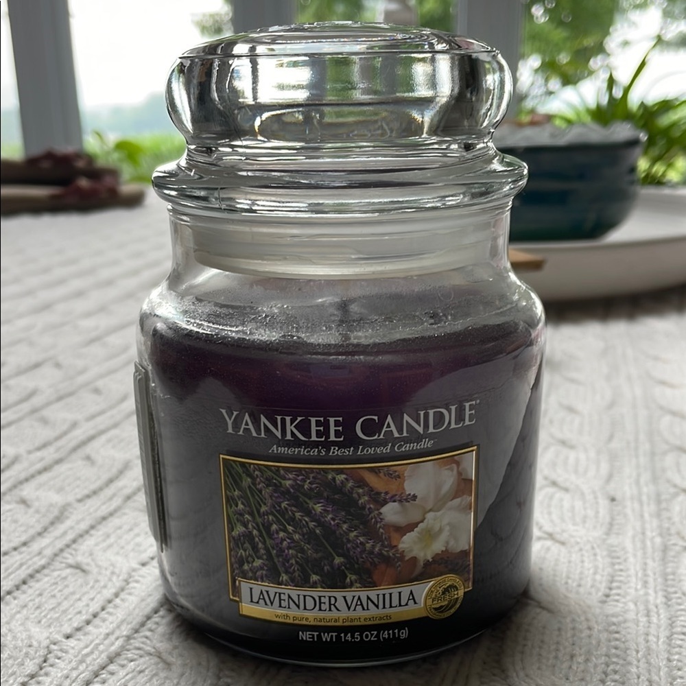 New unused Yankee Candle Lavender Vanilla jar. 14.5 oz. 65-90 burn time. Purple